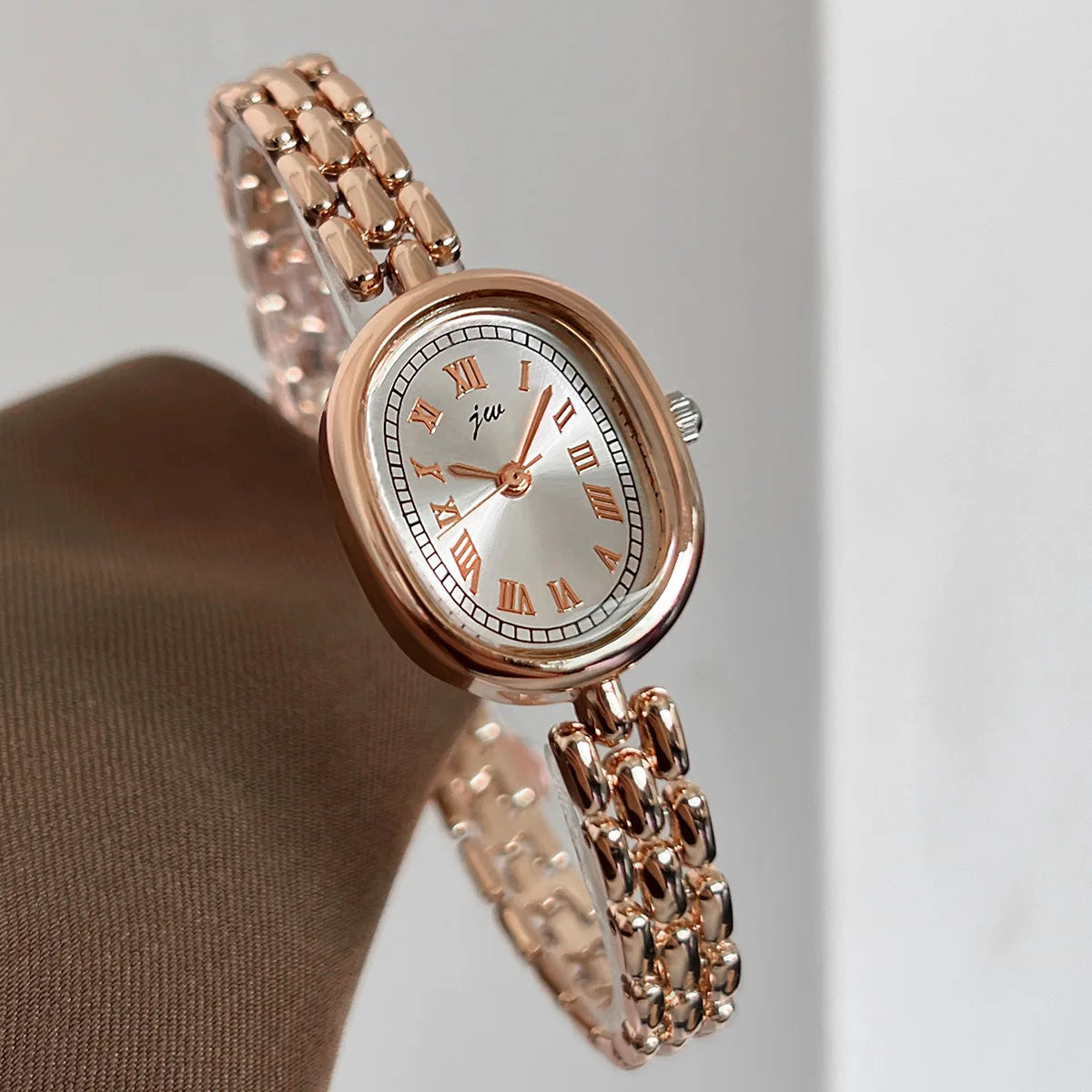 TrenLux Wear Women's Oval Artistic Niche High-Aesthetic Fashion Quartz Wristwatch