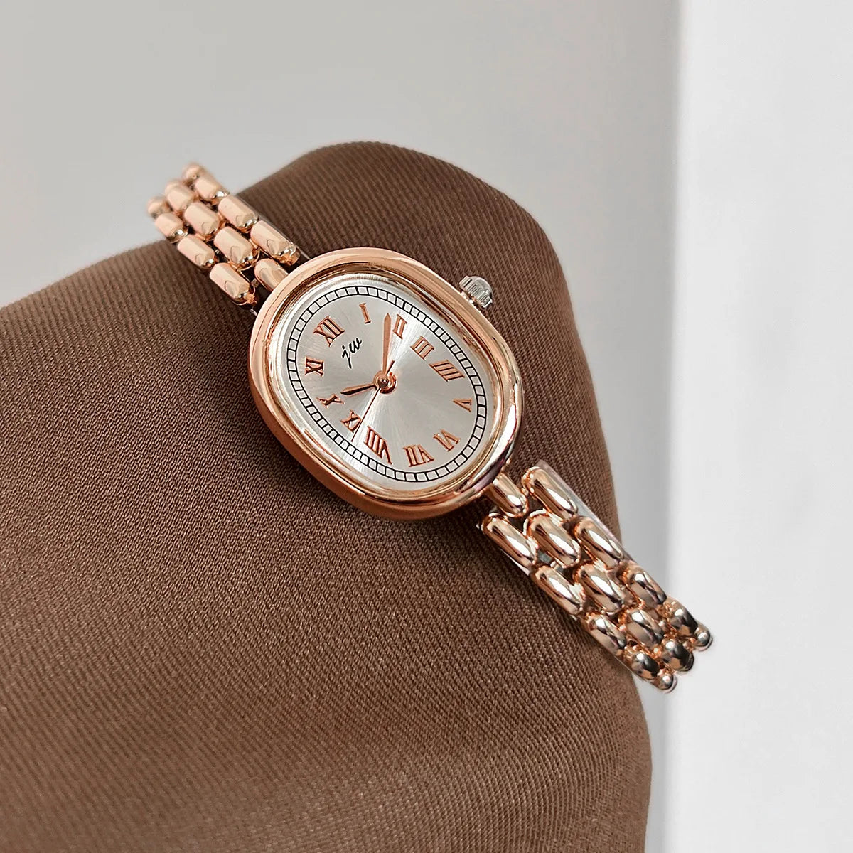 TrenLux Wear Women's Oval Artistic Niche High-Aesthetic Fashion Quartz Wristwatch