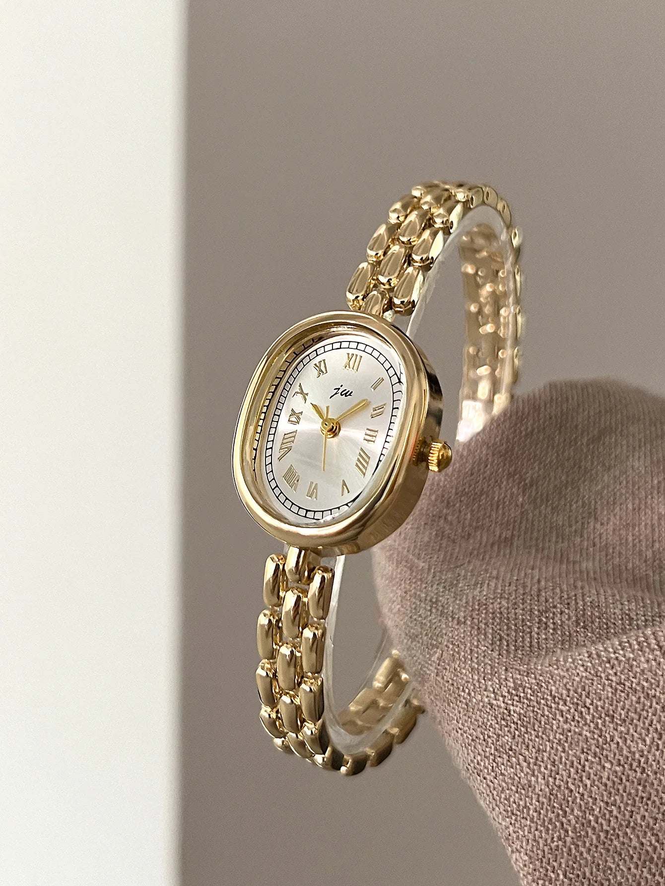 TrenLux Wear Women's Oval Artistic Niche High-Aesthetic Fashion Quartz Wristwatch