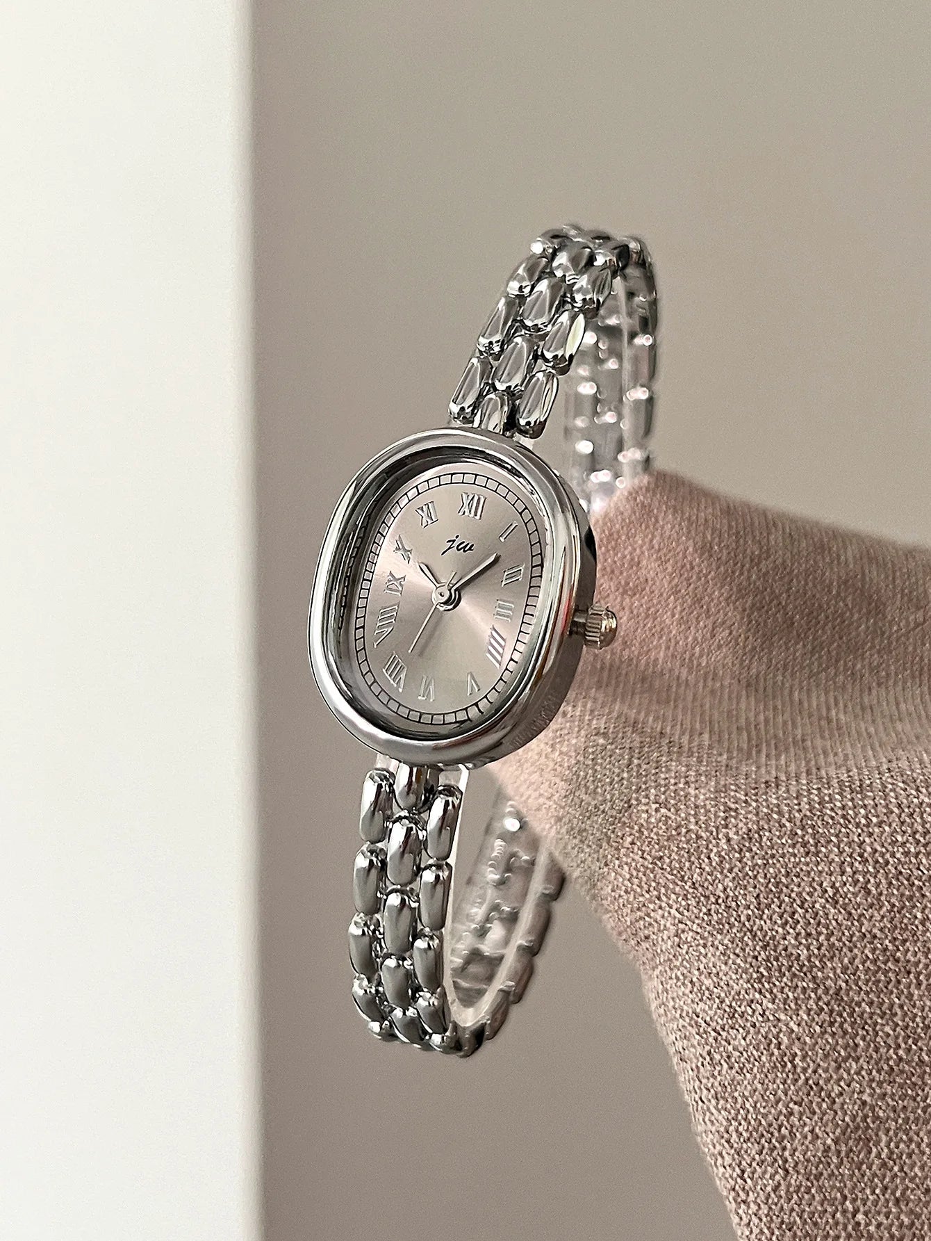 TrenLux Wear Women's Oval Artistic Niche High-Aesthetic Fashion Quartz Wristwatch