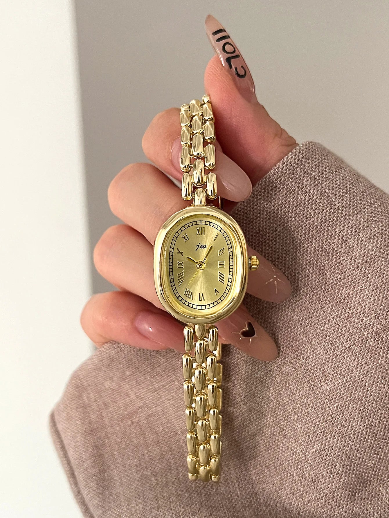 TrenLux Wear Women's Oval Artistic Niche High-Aesthetic Fashion Quartz Wristwatch
