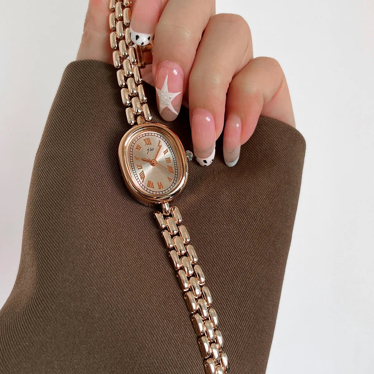 TrenLux Wear Women's Oval Artistic Niche High-Aesthetic Fashion Quartz Wristwatch