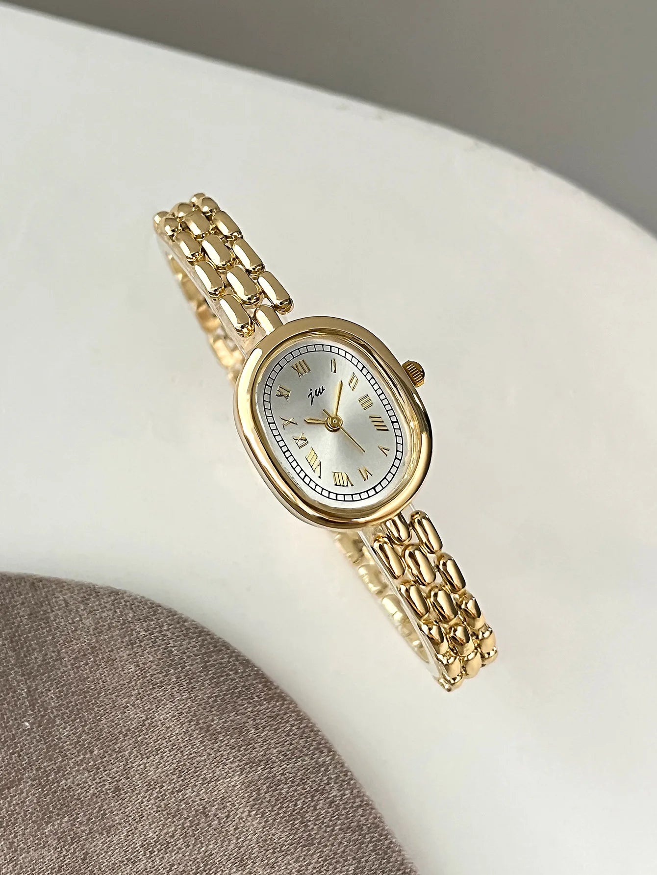 TrenLux Wear Women's Oval Artistic Niche High-Aesthetic Fashion Quartz Wristwatch