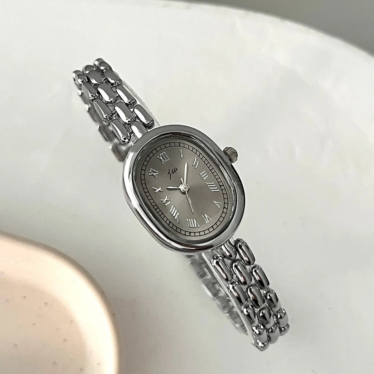 TrenLux Wear Women's Oval Artistic Niche High-Aesthetic Fashion Quartz Wristwatch